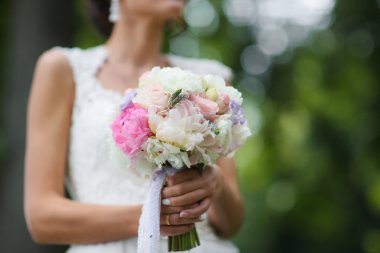 Güzel düğün buketi Gelinin ellerinde