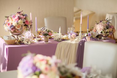 pembe peonies ve ortanca çiçek aranjmanı gümüş kase