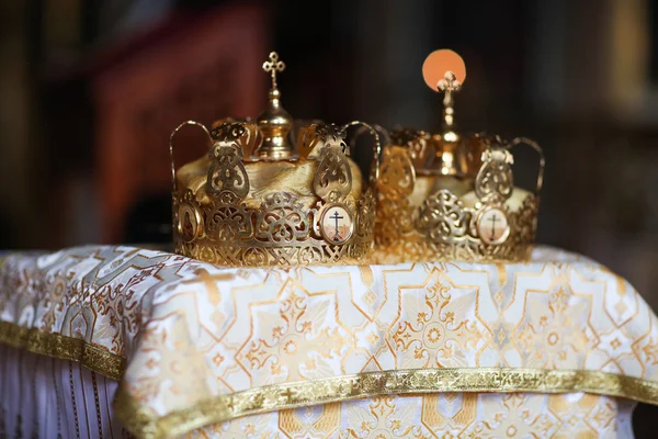 Elegante coroa de casamento ou tiara se preparando para o casamento na igreja — Fotografia de Stock