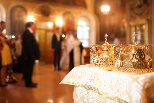 Elegante Hochzeitskrone oder Diadem bei der Vorbereitung auf die Hochzeit in der Kirche — Stockfoto