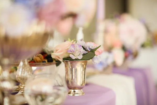 Aranžování květin v stříbrná mísa s růžové pivoňky a hortenzie — Stock fotografie