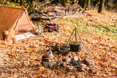Akşam yemeği açık ateşte büyük bir tencerede pişirir. sonbahar ormanı