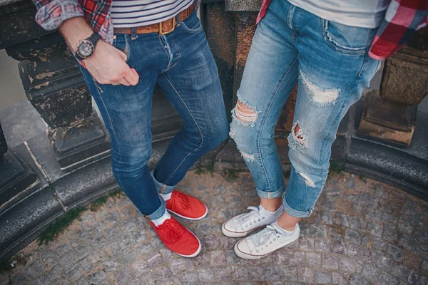 Młoda para w miłości, stojąc na ulicy w Półbuty gumowe w lecie — Zdjęcie stockowe