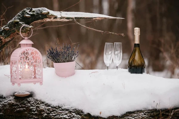 Champagne pouring in two glasses. winter forest — Stock Photo, Image