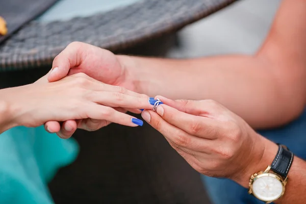 Imagen del hombre poniendo anillo de plata de compromiso en la mano de la mujer, al aire libre . — Foto de Stock