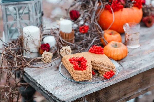 Halloween inspiration. Höstens stilleben. pumpa, torr rosor, viburnum honung kaka. i en vas. kvistar. på bordet — Stockfoto