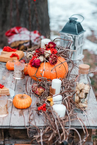 Inspiração de Halloween. Outono ainda vida. Abóbora, rosas secas, bolo de mel viburnum. num vaso. galhos. na mesa — Fotografia de Stock