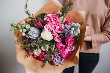 Zengin çiçekler, yeşil yaprak elinde taze bahar buket demet. Yaz arka plan.