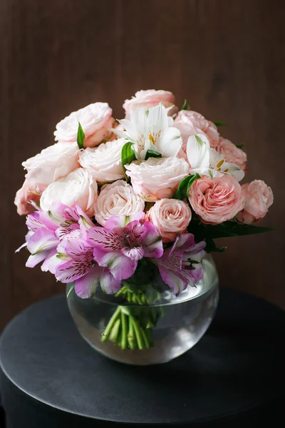 Nature morte. une table ancienne en bois, vase en verre avec bouquet mixte. belles fleurs — Photo