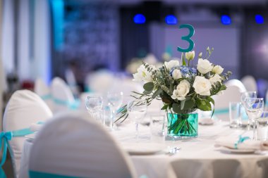 Çok güzel organize edilmiş bir etkinlik. Misafirler için ziyafet masaları hazır.