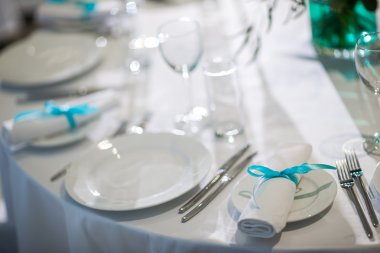 Çok güzel organize edilmiş bir etkinlik. Misafirler için ziyafet masaları hazır.