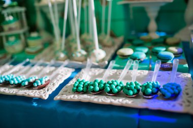 Şeker çubuğu üzerinde farklı şeker ve içecek bir sürü düğün töreni