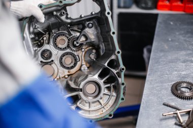 Bir araba vites kutusu kesiti. mekanik garajda çalışmak