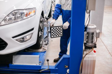 mekanik atölye modern araba tekerlek değiştirme