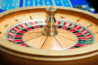 Yeşil rulet masasında renkli fişle oynamaya hazır
