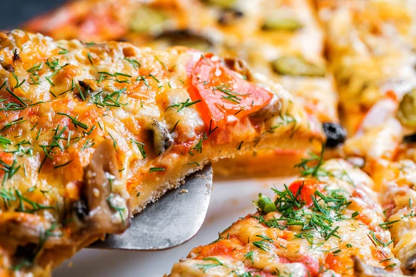キノコおいしい新鮮な熱いピザのスライス — ストック写真