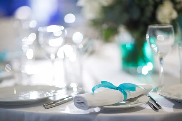 Evento bellamente organizado - mesas de banquete servidas listas para los huéspedes — Foto de Stock