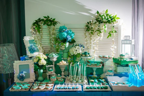 Candy bar na cerimônia de casamento com um monte de doces e bebidas diferentes — Fotografia de Stock