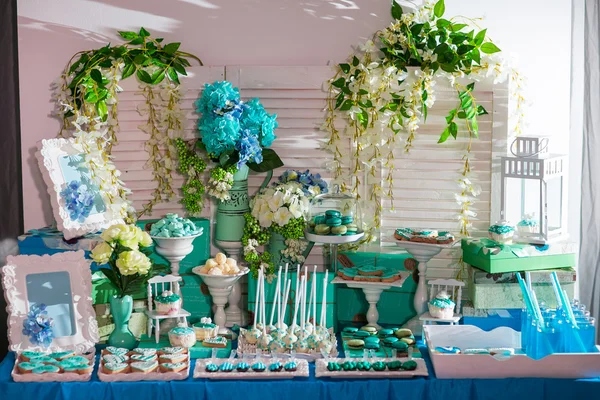 Candy bar na cerimônia de casamento com um monte de doces e bebidas diferentes — Fotografia de Stock