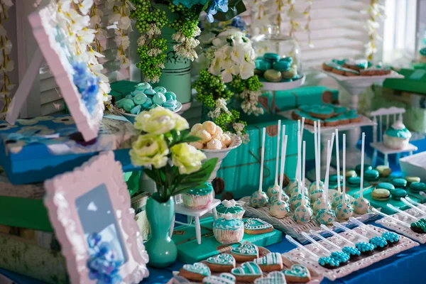 Candy bar na cerimônia de casamento com um monte de doces e bebidas diferentes — Fotografia de Stock