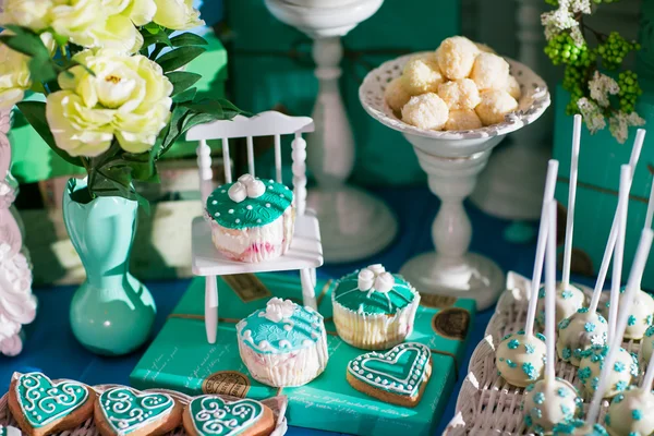 Candy bar sulla cerimonia di nozze con un sacco di caramelle e bevande diverse — Foto Stock