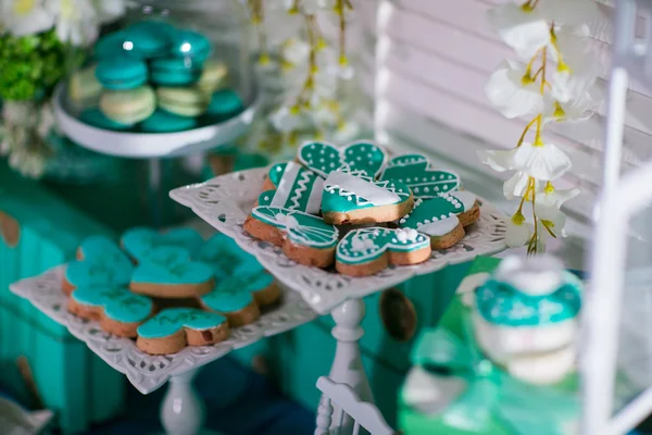 別のお菓子や飲み物がたくさんの結婚式に棒キャンディ — ストック写真