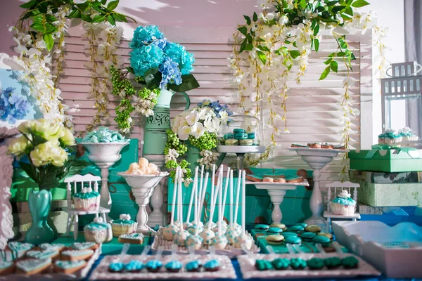 Candy bar na cerimônia de casamento com um monte de doces e bebidas diferentes — Fotografia de Stock