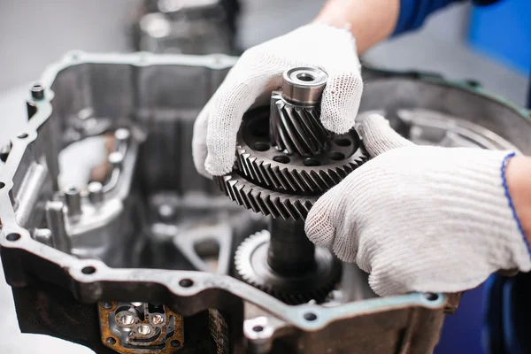 Corte transversal de la caja de cambios de un coche. los mecánicos trabajan en el garaje — Foto de Stock