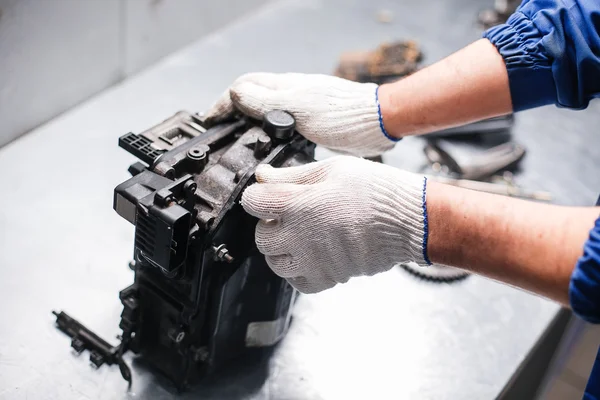 Corte transversal de la caja de cambios de un coche. los mecánicos trabajan en el garaje — Foto de Stock