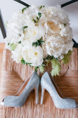 Ayakkabı ve beyaz gül Bahçe Şakayık buket düğün