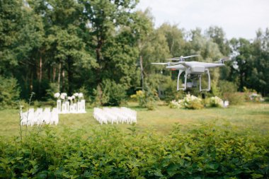 Videografisi düğün töreni küçük casus dört helikopter Havadan keşif ormandaki ağaçların arasından uçan uçak.