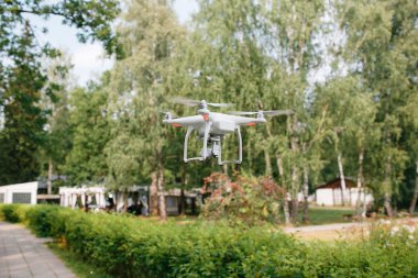Videografisi düğün töreni küçük casus dört helikopter Havadan keşif ormandaki ağaçların arasından uçan uçak.