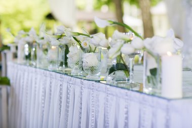 Güzel Restoran iç tablo dekorasyon düğün için. Çiçek. Beyaz calla zambak ve Lale vazo içinde. Mumlar