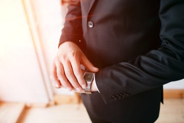 Son Tarih, izle, yatırımcı, zaman yönetimi, patron kostüm veya takım elbise, bakıyor işadamı kurumsal dostum elbise, yüzsüz, Toplantı geciktirmek