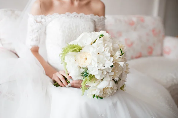 Braut hält Hochzeitsstrauß aus weißen Garten Rosenpfingstrose — Stockfoto