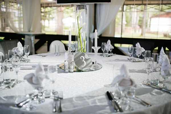 Pięknie zorganizowane wydarzenie - serwowane stoły bankietowe gotowe dla gości — Zdjęcie stockowe