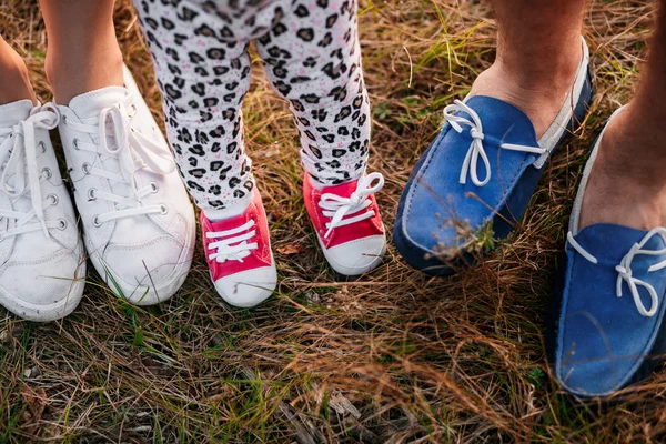 脚在孩子和父母在散步 — 图库照片