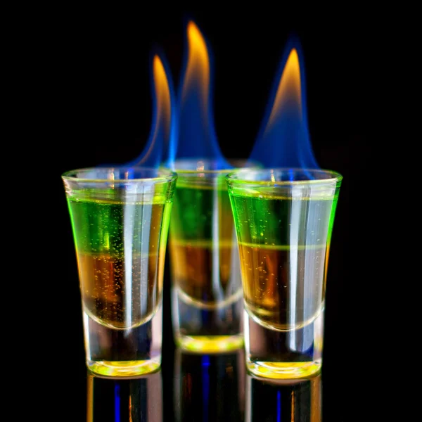 Cóctel Burning Green en vaso de chupito sobre fondo negro — Foto de Stock