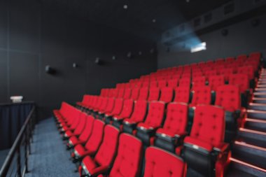 Kırmızı tiyatro ya da film koltuk boş satırlar bulanıklık. Sinema Salonu koltuklarda. Rahat koltuk