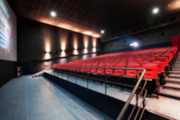 Borrão abstrato Fileiras vazias de teatro vermelho ou assentos de filme. Cadeiras na sala de cinema. Poltrona confortável — Fotografia de Stock