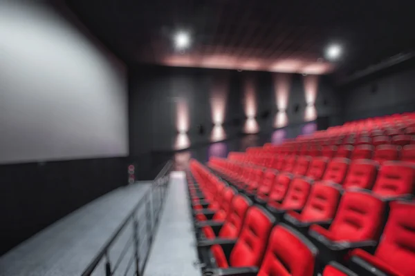 Flou abstrait Rangées vides de sièges de cinéma ou de théâtre rouge. Chaises dans la salle de cinéma. Fauteuil confortable — Photo