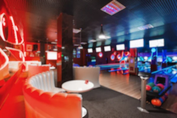 Immagine sfocata di arena da bowling colorata con luce cerchio o bokeh. Concetto per sfondo sfocato, competizione, hobby, squadra, sfocatura — Foto Stock
