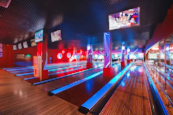 Rozmazaný obraz barevné bowlingové arény s kruhovým světlem nebo bokeh. Koncept pro rozmazané pozadí, konkurence, koníček, tým, defokus — Stock fotografie