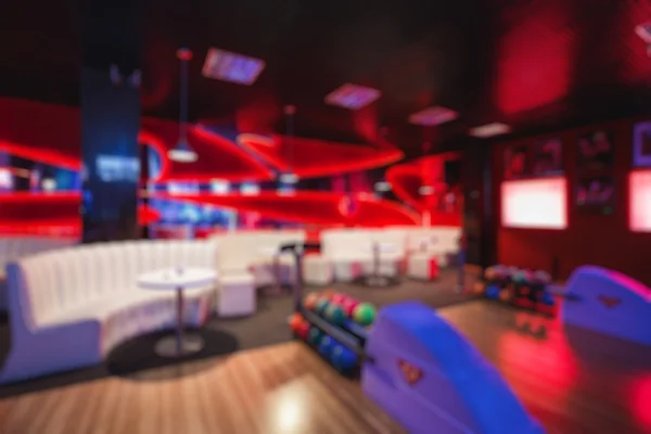 Suddig bild av färgglada bowling arena med cirkel ljus eller bokeh. Begreppet suddig bakgrund, tävling, hobby, team, defocus — Stockfoto