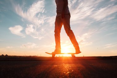 Genç patenciler parkta'nde Günbatımı eğitim. Kuşlar.