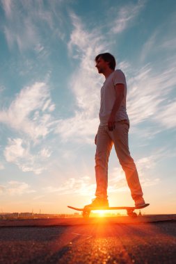 Genç patenciler parkta'nde Günbatımı eğitim. Kuşlar.