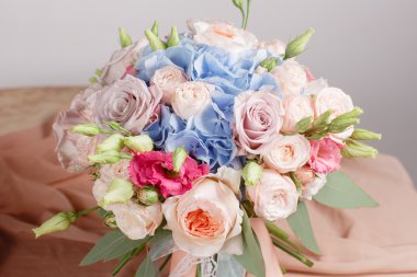 Ortanca zengin buket. Vintage bitki arka plan, renkli gül, antika makas ve bir ip üzerinde eski bir ahşap masa