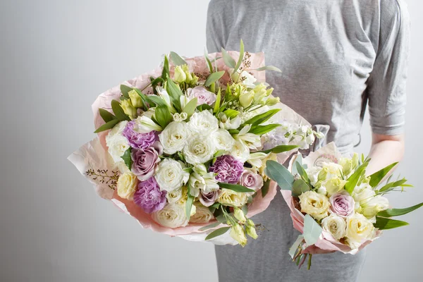 Bloemist meisje met rijke bos bloemen. Verse lente boeket. Zomer achtergrond. Jonge vrouw bloem voor verjaardag of moeders dag. — Stockfoto