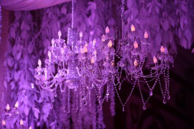 Restoranda bir avize üzerinde hassas kristaller asmak