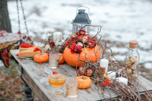 Cadılar Bayramı ilham. Sonbahar natürmort. kabak, Kuru gül, kartopu tatlım pasta. bir vazo içinde. dal. masada — Stok fotoğraf